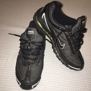 Men’s Black & White Nike Running Sneakers Size 9.5